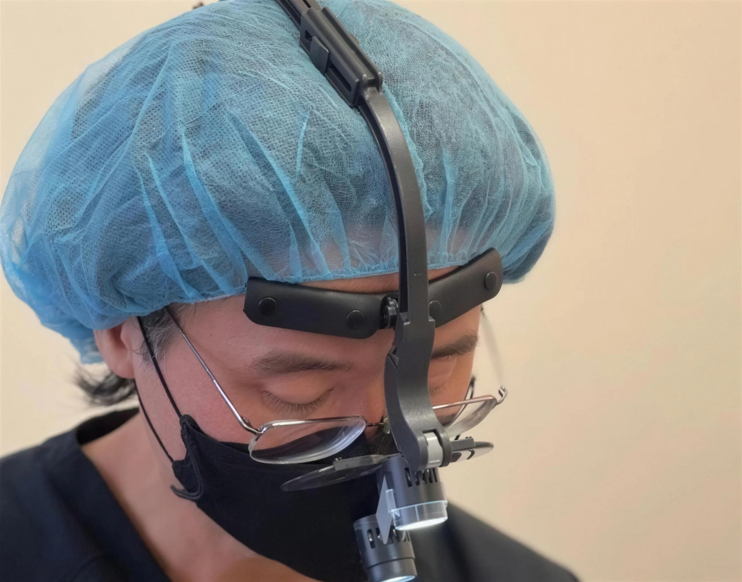 Dr. Lee performing eyelid surgery in loupes